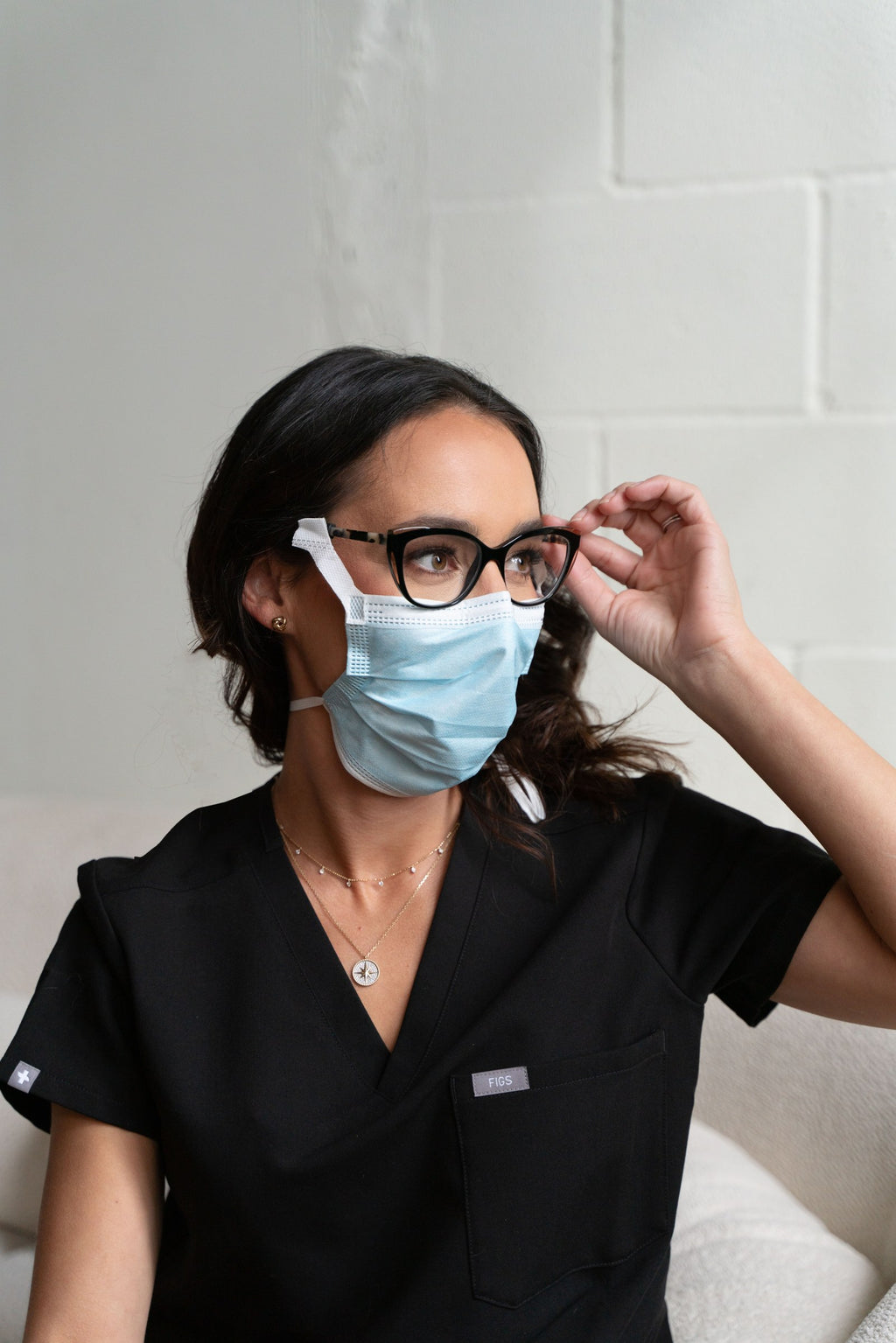 Woman wearing a SLEEVZ mask attached to her glasses
