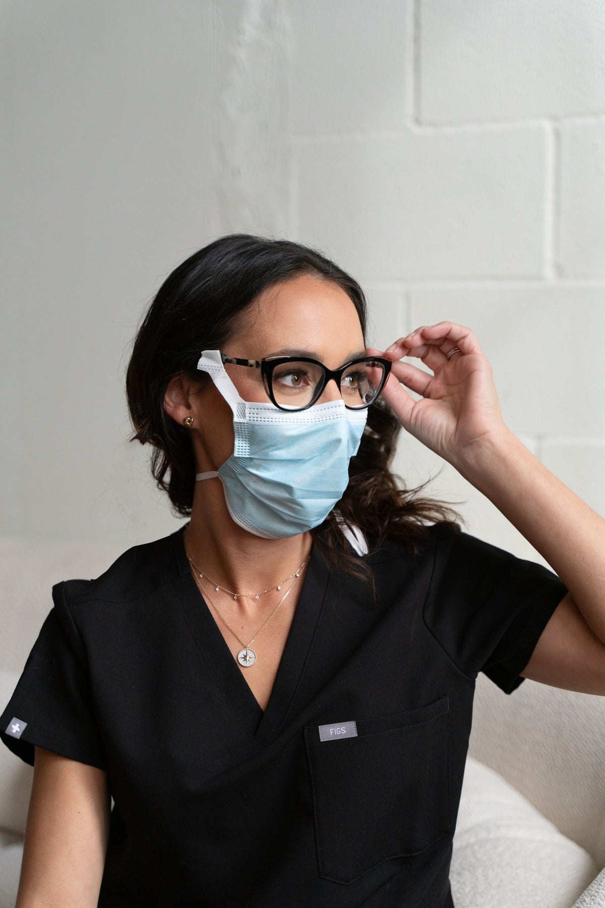 Woman wearing a SLEEVZ mask attached to her glasses